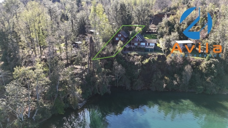 Lican Ray Camino a Coñaripe km 3,5 terreno 870m2 con casa, deslinda con camino y lago Calafquen COD.VTIN103